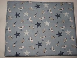 Baumwollstoff hellblau mit Seesternen, Möwen und Muscheln
