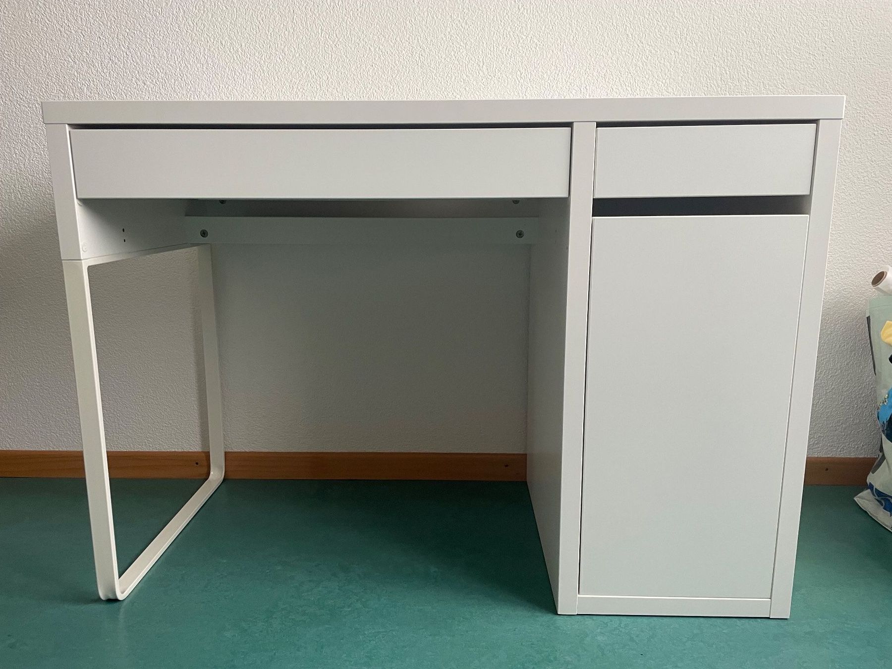 Ikea Scrivanie: Ikea Schreibtisch – Usato da Heimberg venduto da anj_sd9b