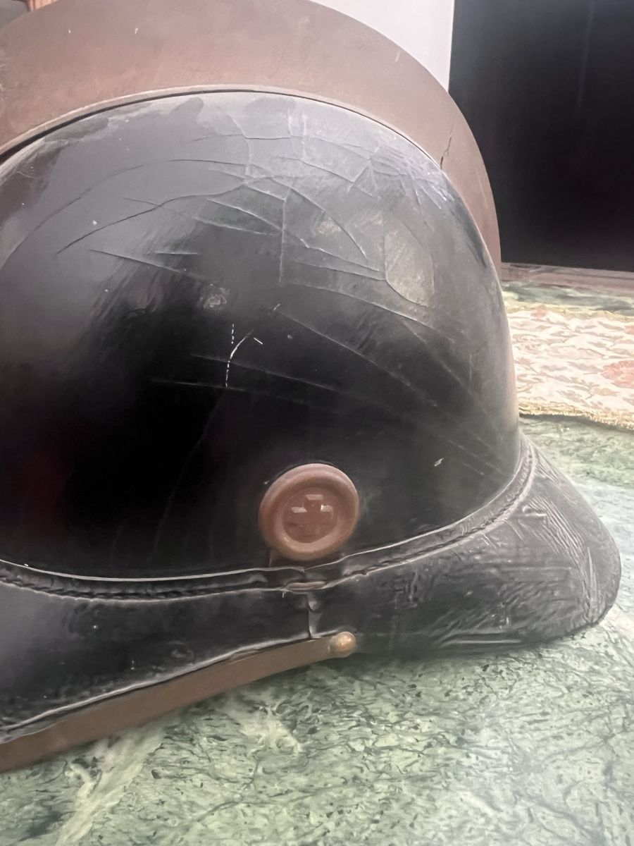 Schweizer Armee Pompieri: Feuerwehrhelm Leder mit Wappenschild B – Usato da Schwanden i/E venduto da Renndino 1