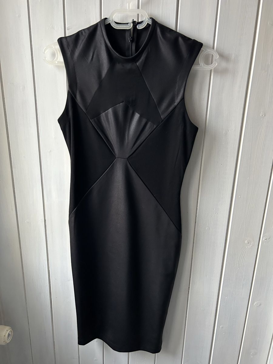 Guess Kleider: Kleid GUESS – Gebraucht aus Rehetobel von bodystyl