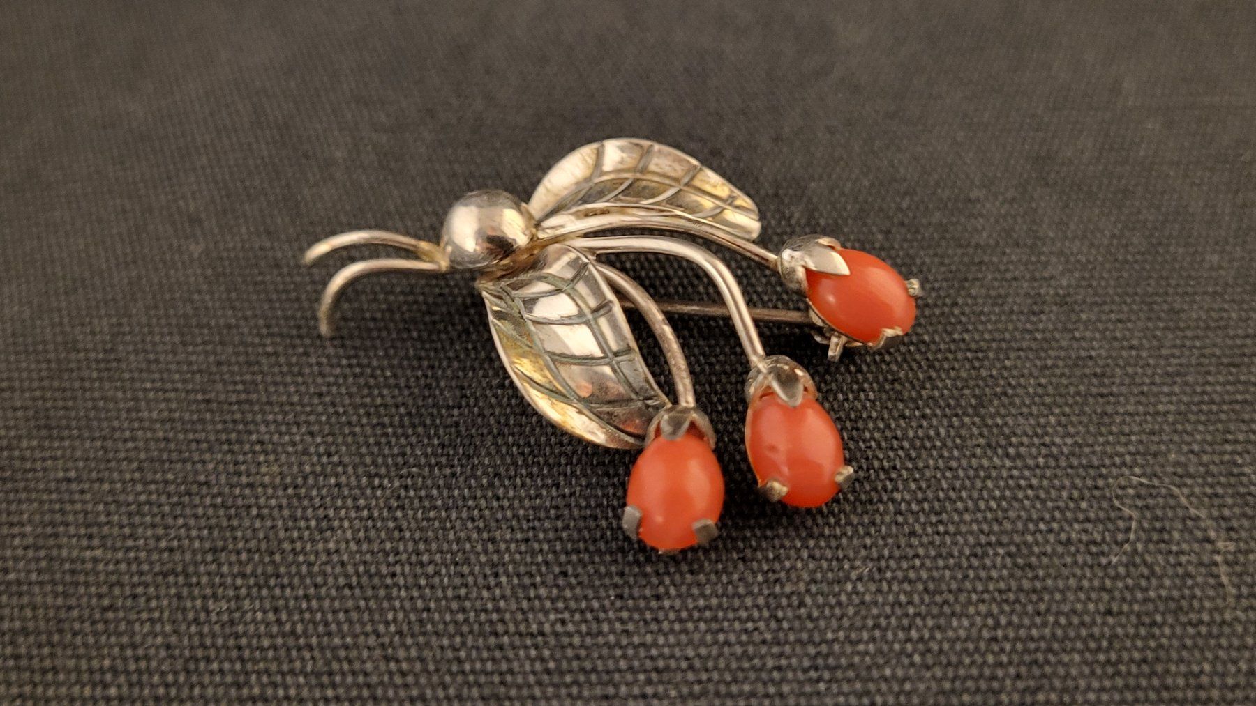 Broches & Aiguilles: Vintage Silber-Brosche mit Korallen – D'occasion à Basel par spinne02 2