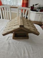 Schönes Vogelhaus aus Holz für Garten