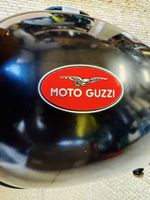 Réservoir Moto Guzzi noir avec logo en bon état