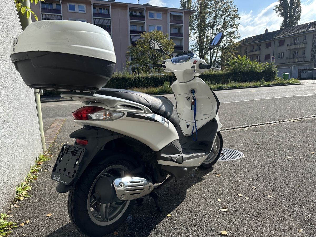 Piaggio Scooter: Piaggio Roller Fly 125cc weiss mit Topcase gebraucht – Usato da Binningen venduto da pmo_66z8 9