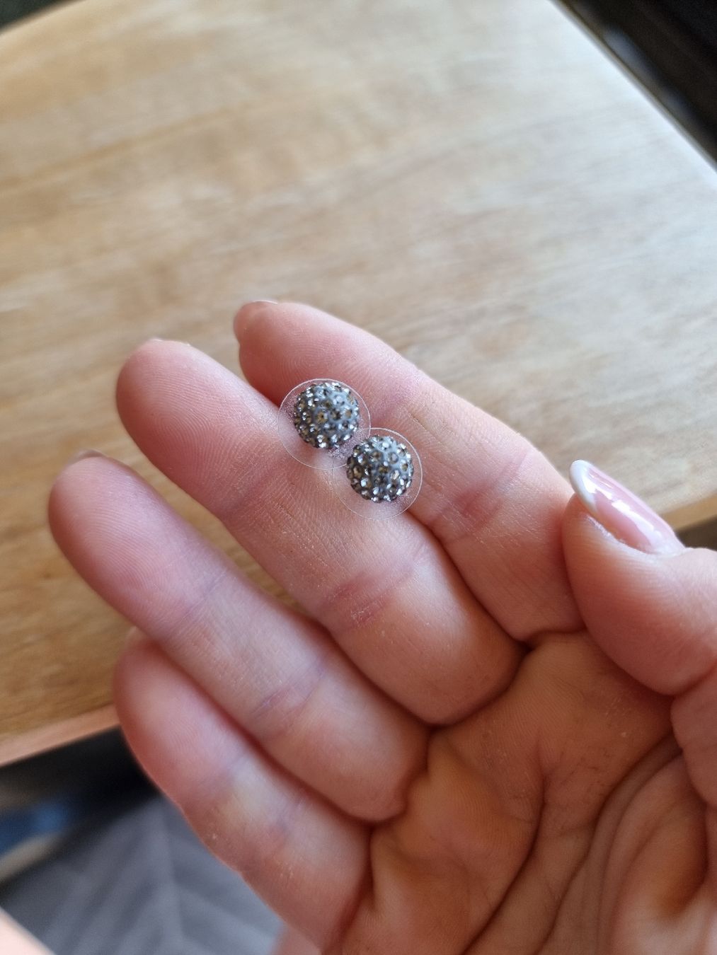 Swarovski Ohrringe & -stecker: Ohrstecker Swarovski kugelförmig grau – Gebraucht aus Balzers von Homeandgarden