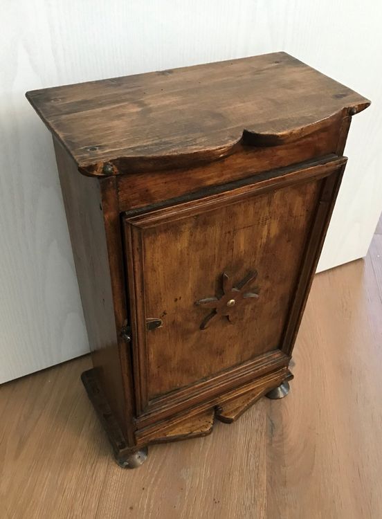 Kleines Antikes Schrankchen