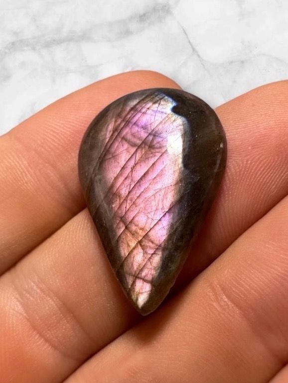 Minerali & Pietre curative: Labradorit Cabochon wunderschön Rosa, 25ct – Nuovo e nell'imballaggio originale da Männedorf venduto da CabochonExceptionnel