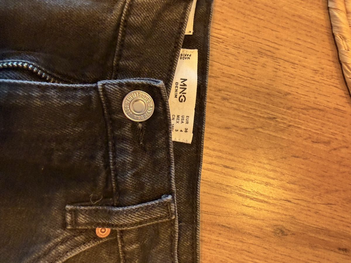 Jeans: Schwarze Mango Jeans, Mom Fit, Gr. 36 – Usato da Hohenrain venduto da Flysohighmybutterfly 1