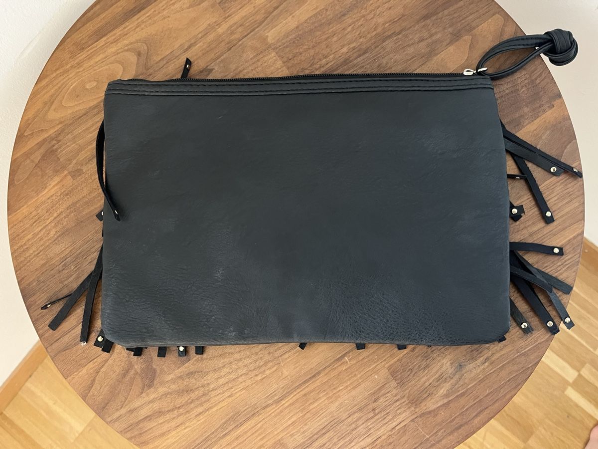 H&M Borse da donna: Schwarze Fransen Clutch – Usato da Zürich venduto da LemonadeZH 1