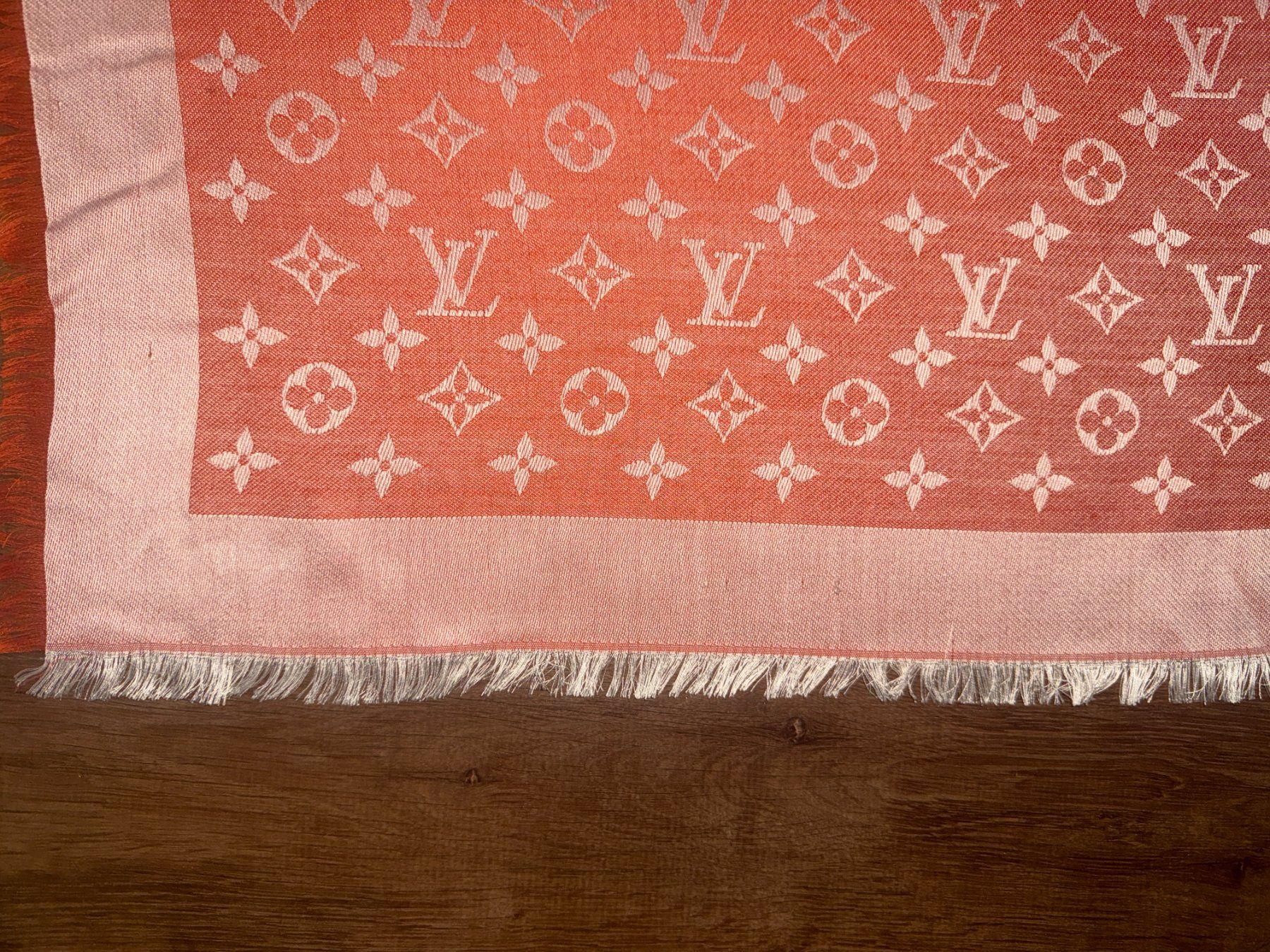 Louis Vuitton Foulard & Sciarpe: Châle Monogram Louis Vuitton – Usato da St-Sulpice VD venduto da juhdu 8