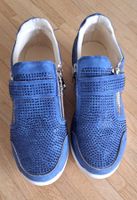 Confortable chaussure bleu de marche