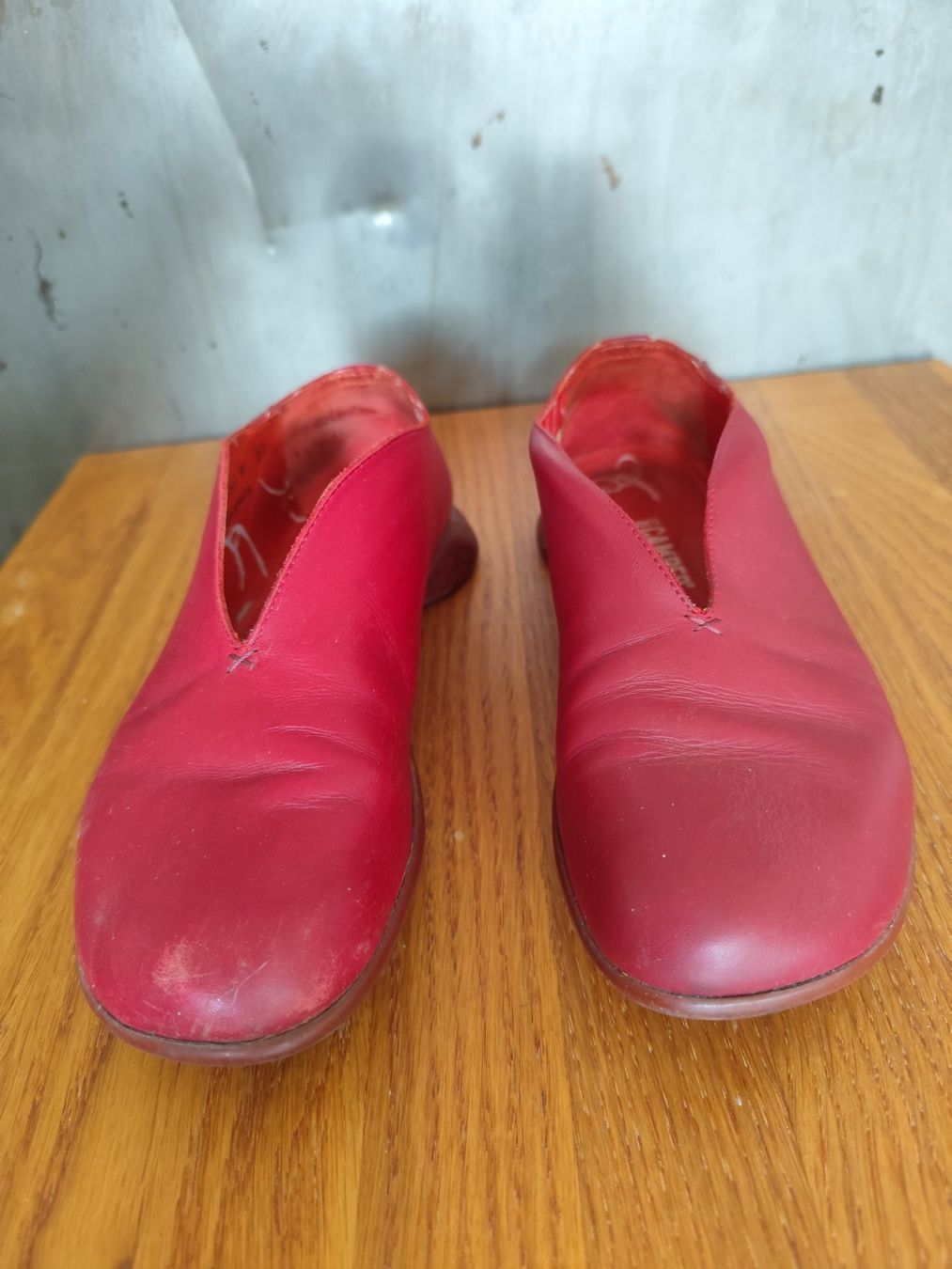Camper Scarpe da donna: Camper Damenschuhe, Gr. 37. Rotes Leder, rote Sohle. – Usato da Zürich venduto da levi_s
