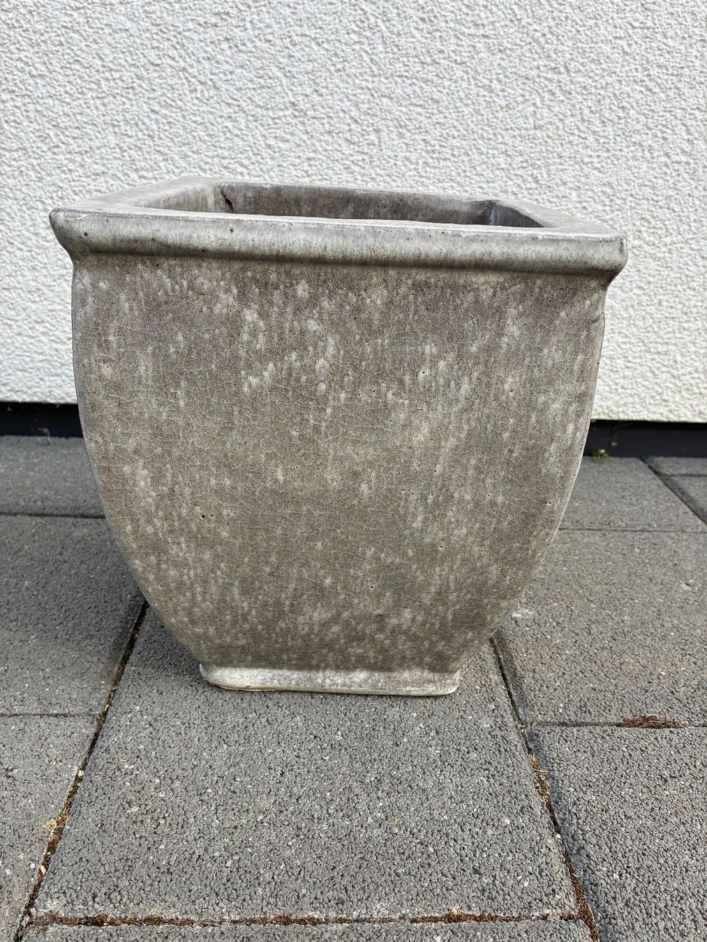 Pots de fleurs: Blumenpflanztopf hellgrau, winterfest, H 28cm, Durchm 23,5cm – D'occasion à Frick par sandra037 1