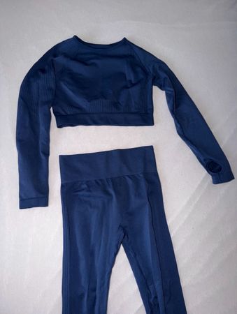 Dunkelblaues sportset mit langarm top