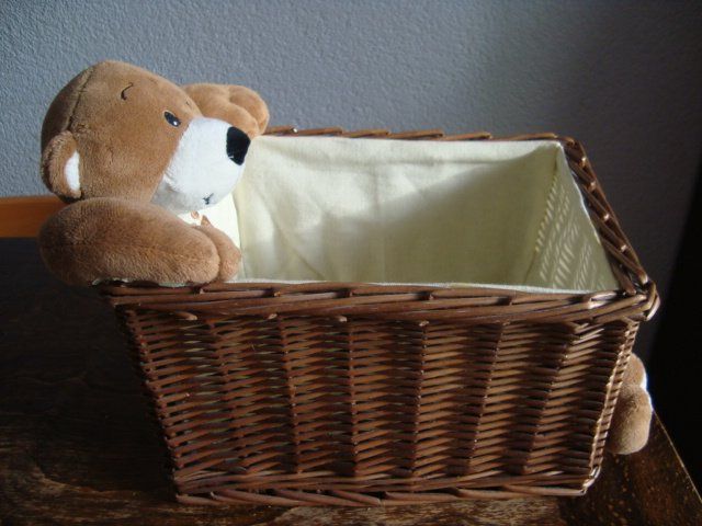 Altro per la casa: Corbeille en osier avec ours en peluche intégré – Usato da Fribourg venduto da ruswil007 1