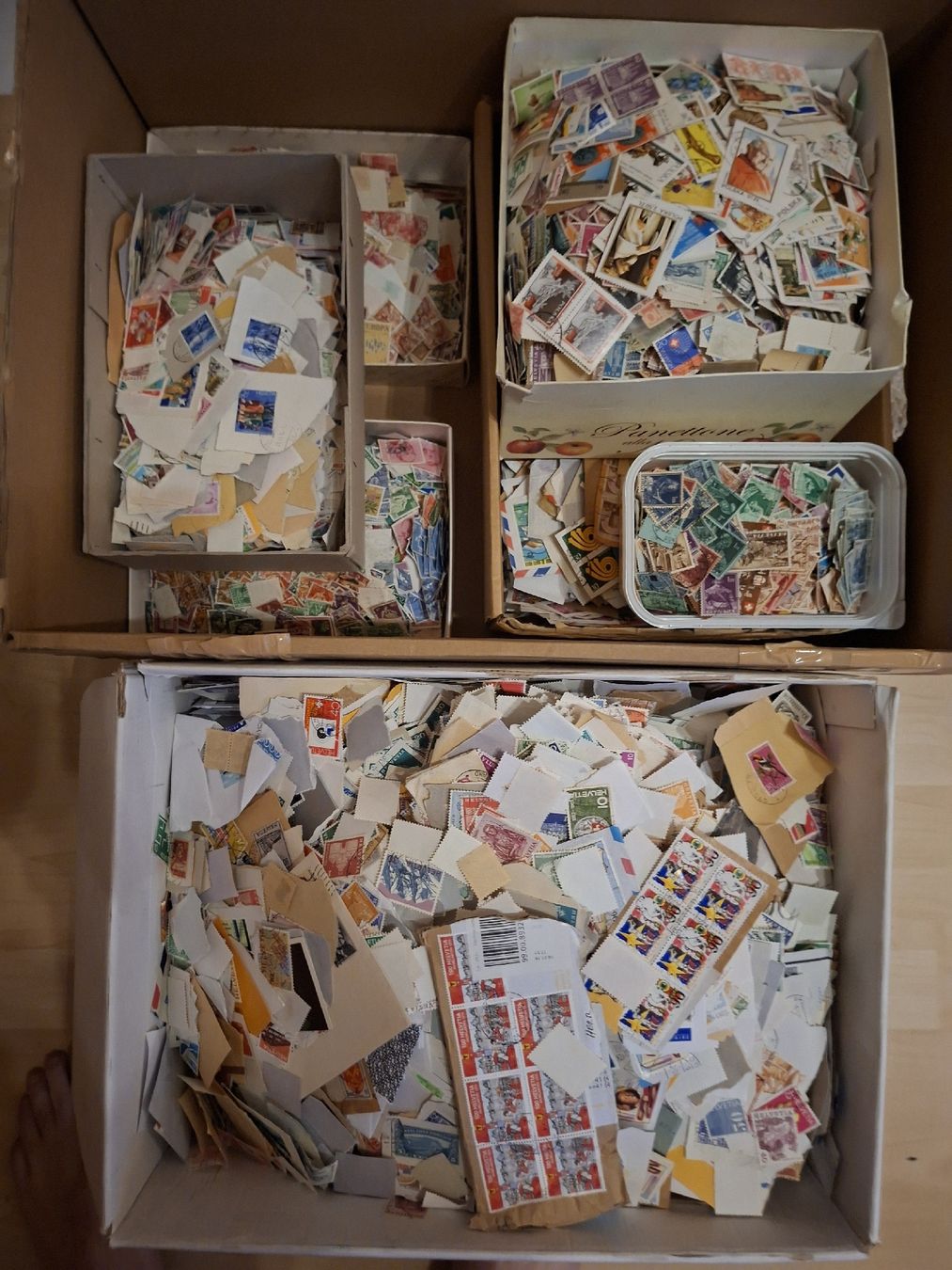Tutti i francobolli: Briefmarken Fundgrube + 1 Box auf Papier  – Usato da Balgach venduto da SIMEON27