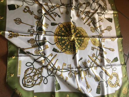 Hermes Seidenschal Tuch Schlüssel Muster grün gold Seide
