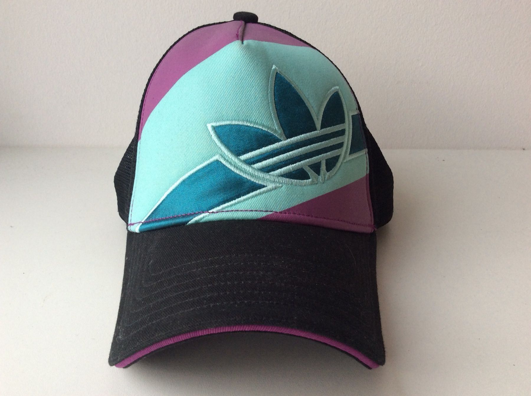 Adidas Copricapi, berretti & cappellini: Adidas Cap Schwarz-Mint-Violett – Usato da Belp venduto da Familie-Meyer 1