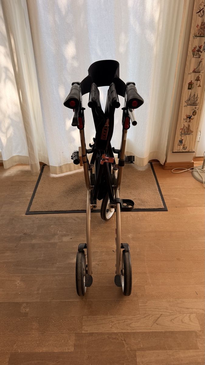 Ausili per la deambulazione: Rollator Drive Nitro, champagner, mit Sitz und Tasche – Usato da Windisch venduto da morten70 3