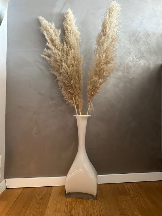 Weisse Bodenvase mit 3 Wedel Pampasgras Kaufen auf Ricardo