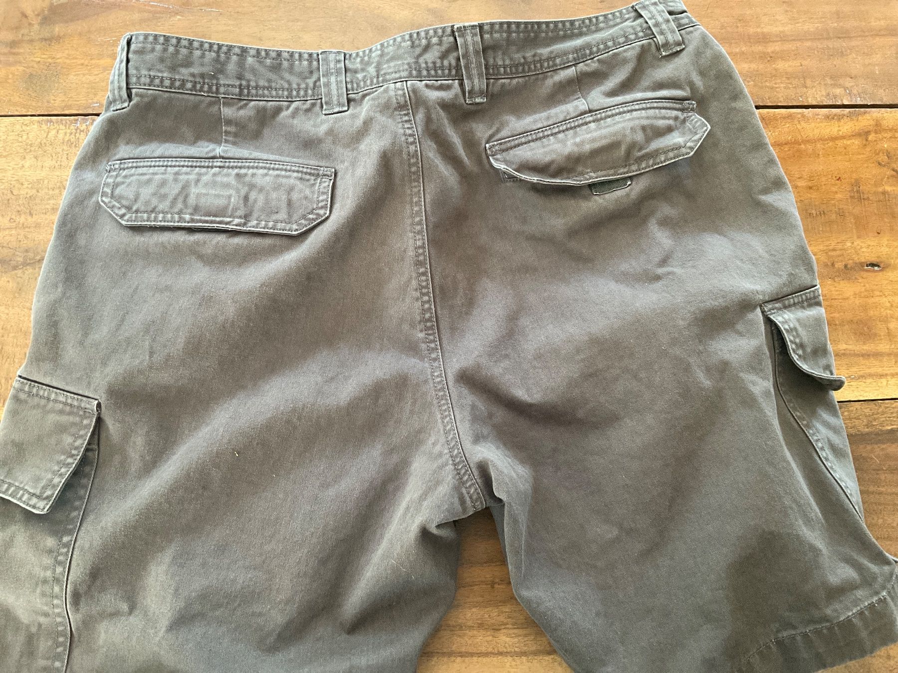 Pantaloni: Short cargo homme, taille 54 – Usato da Avenches venduto da Tinkey 1
