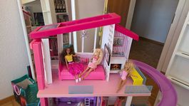 Grande Maison BARBIE avec accessoires et plusieurs barbies