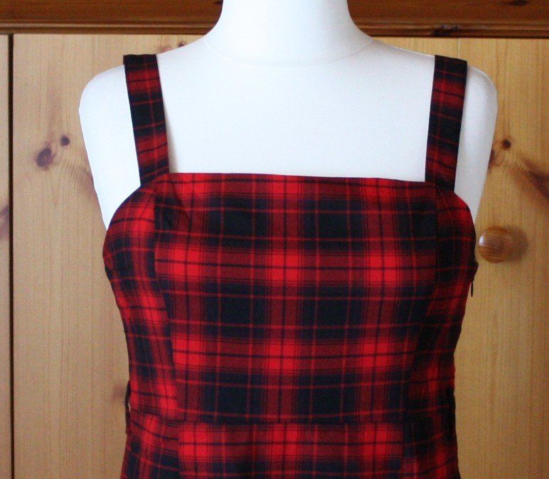 Vestiti: Trägerkleid DIVIDED rot-schwarz Gr. 46 NEU – Nuovo (secondo la descrizione) da Flüelen venduto da Diversicum-Curvy 2