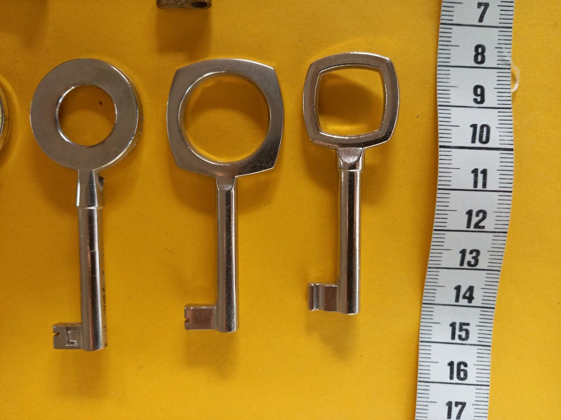 Chiavi: Lot de 10 clefs à panneton pour meubles – Usato da Rossens FR venduto da Souris1 7