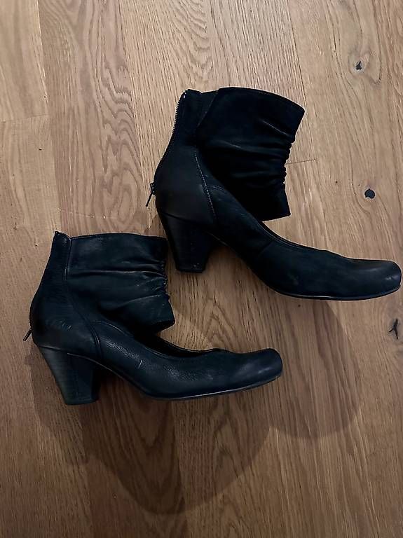 Scarpe da donna: Pumps schwarz Wildleder Grösse 40  – Usato da Zürich venduto da kat_tl7x 2