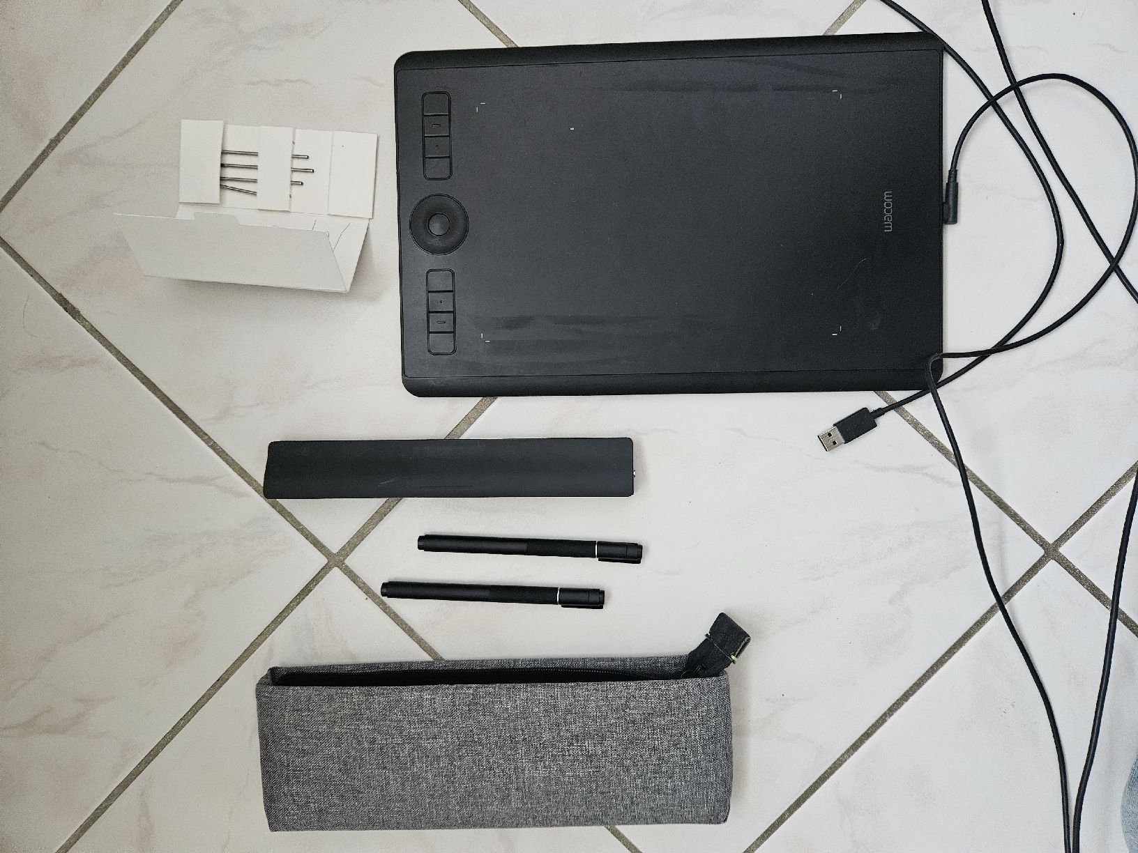 Wacom Tablet PC: Wacom Grafiktablett Intuos Pro – Usato da Jona venduto da Ulla.Altenburger