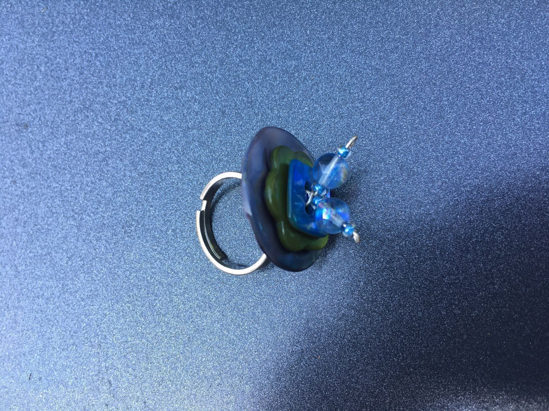 Anelli: Bague bleue fabriquée avec boutons – Nuovo (secondo la descrizione) da Veyrier venduto da Leilazizou 5