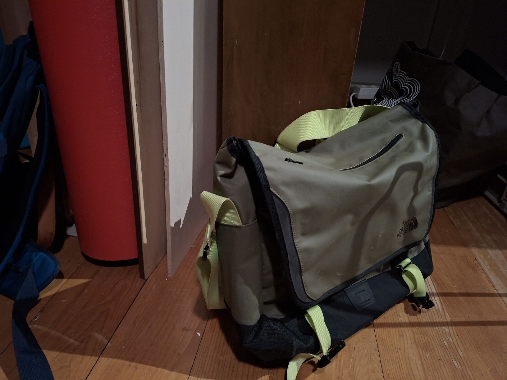 North Face Borse: The North Face Base Camp Messenger Bag – Nuovo (secondo la descrizione) da Fribourg venduto da max137 1