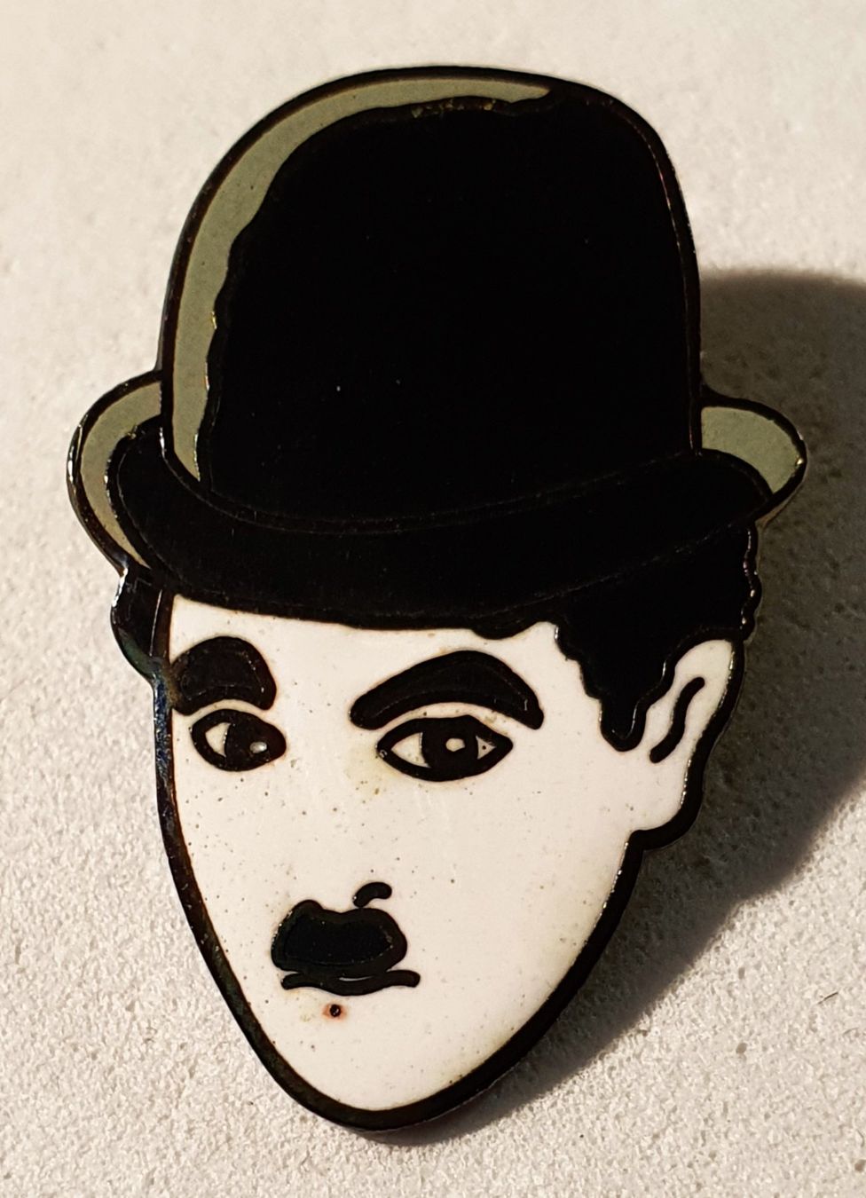 Placchette & Badge: AA648 - Pin Charlie Chaplin – Usato da Reinach BL venduto da Boston-Verkauf