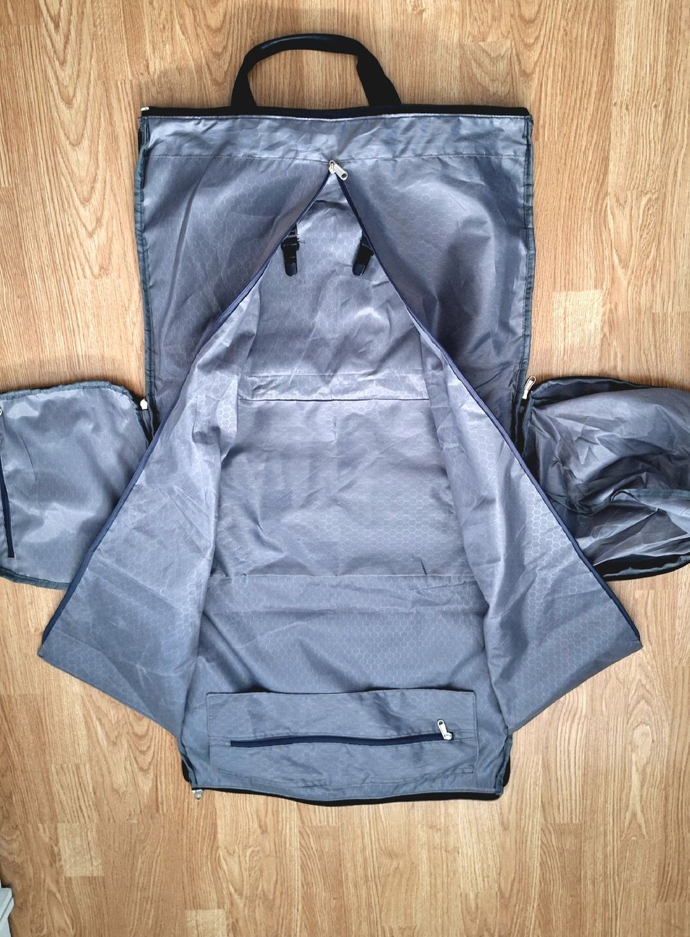 Sacs: Reisetasche schwarz mit Kleidersackfunktion  – D'occasion à Lützelflüh-Goldb par bli_f2v9 2
