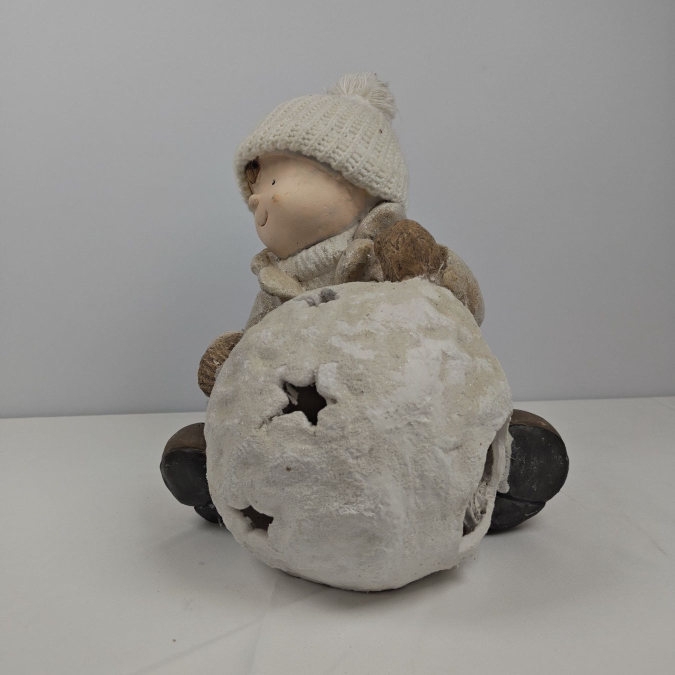 Statuette: Dekofigur Winterkind mit Schneeball – Usato da Wettingen venduto da Wendemarket 3