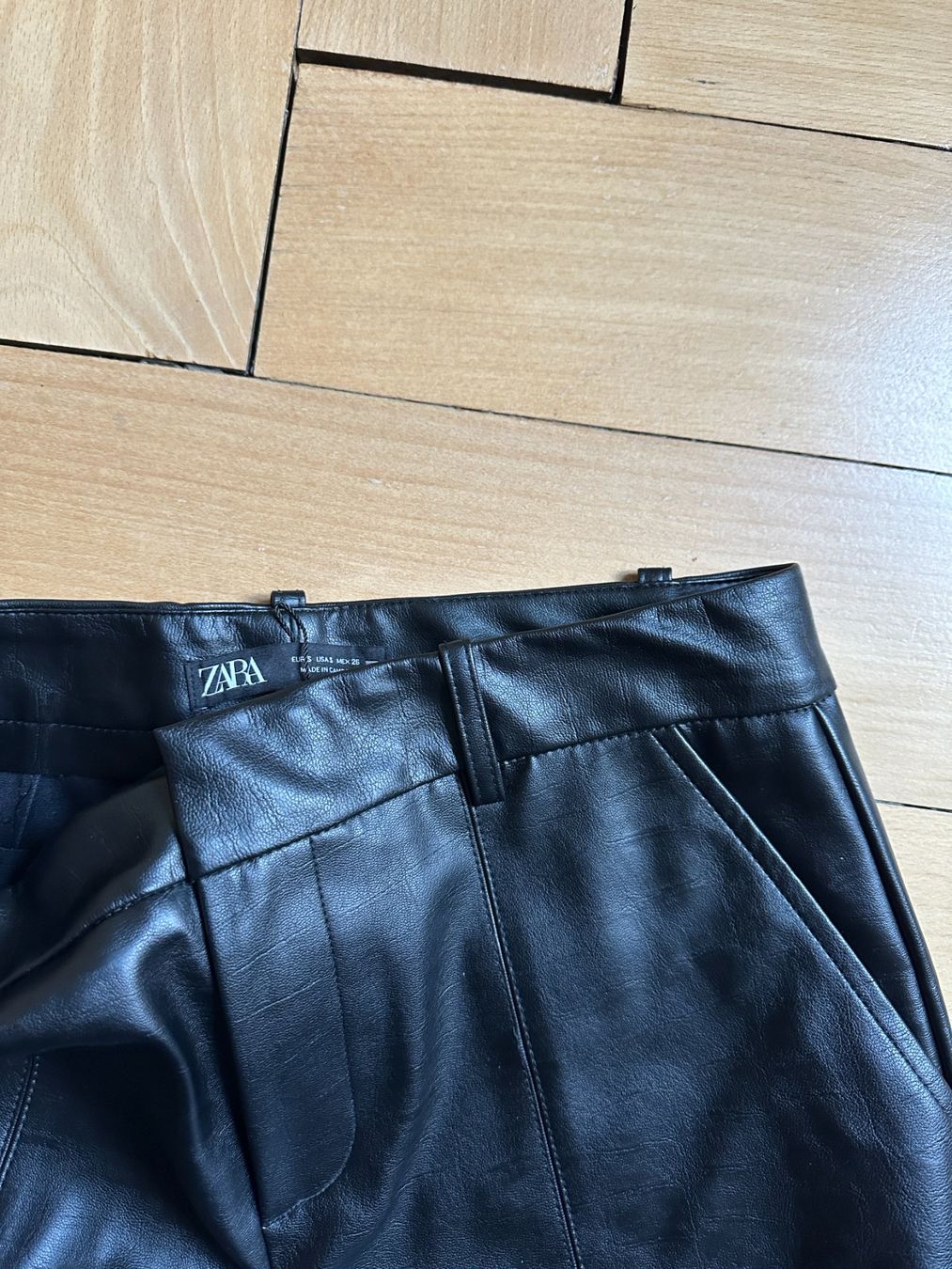 Zara Pantaloni: ZARA - Kunstleder Caprihose schwarz S – Usato da Zürich venduto da Diazaio 1