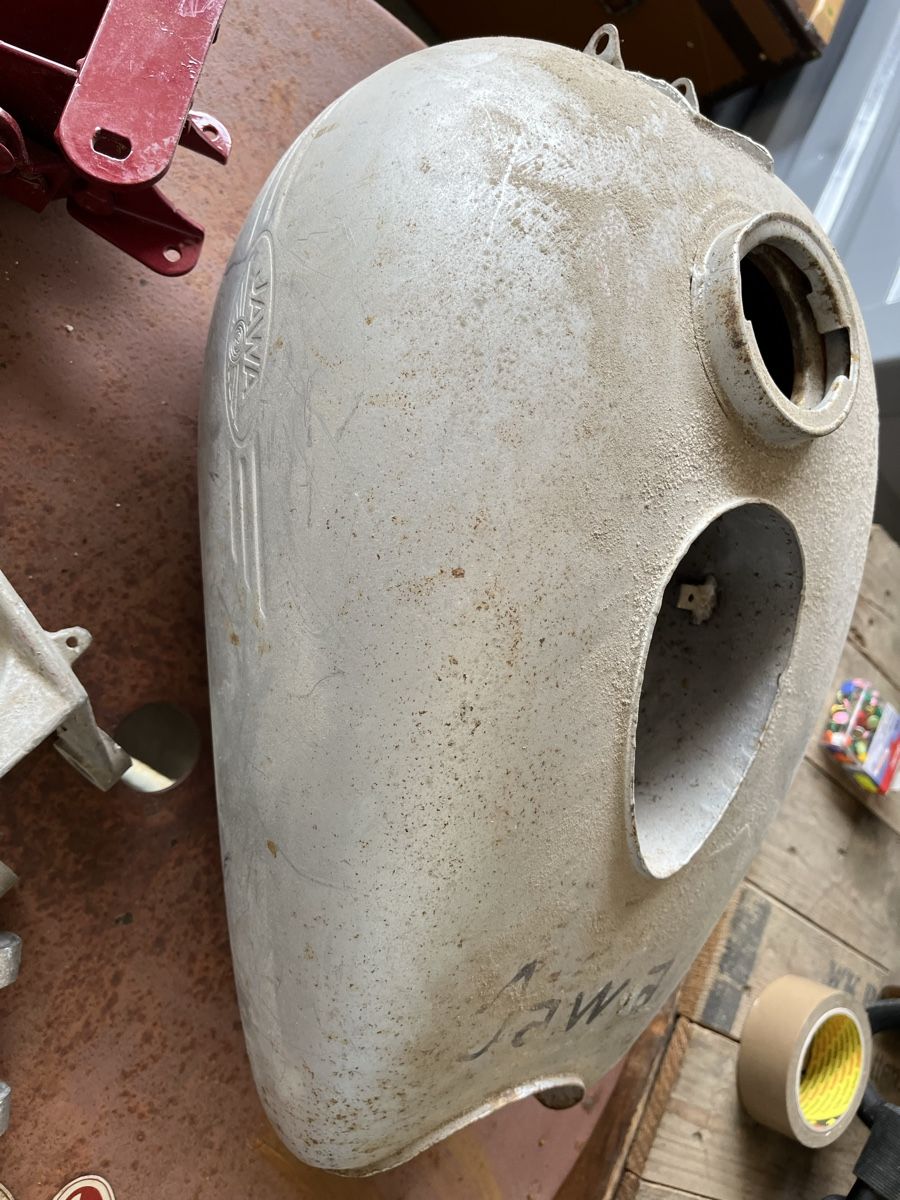Jawa Tutti i ricambio per moto: Jawa Oldtimer Teile Konvolut - Tank, Ständer, Embleme – Usato da Schötz venduto da RcK1994 1