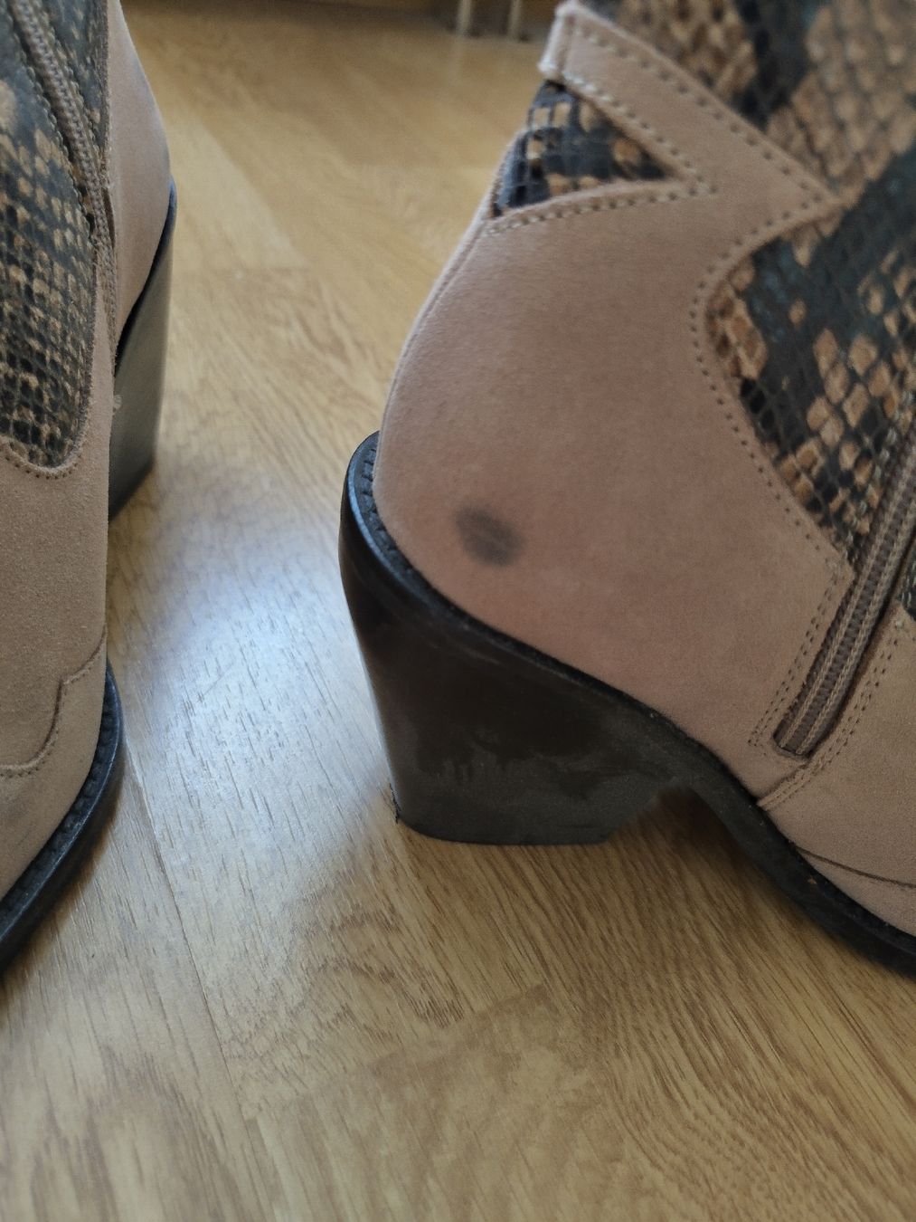 Chaussures femmes: Santiags Roses/beiges – D'occasion à Fleurier par Spoutnik47 3