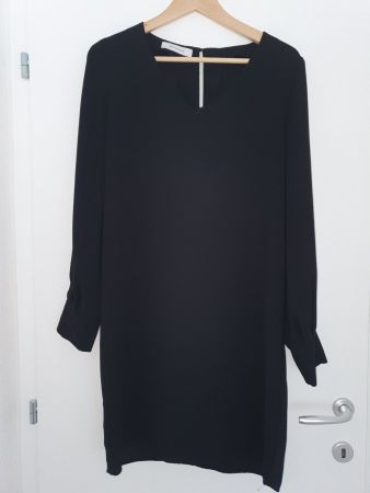Robe noire simple et élégante