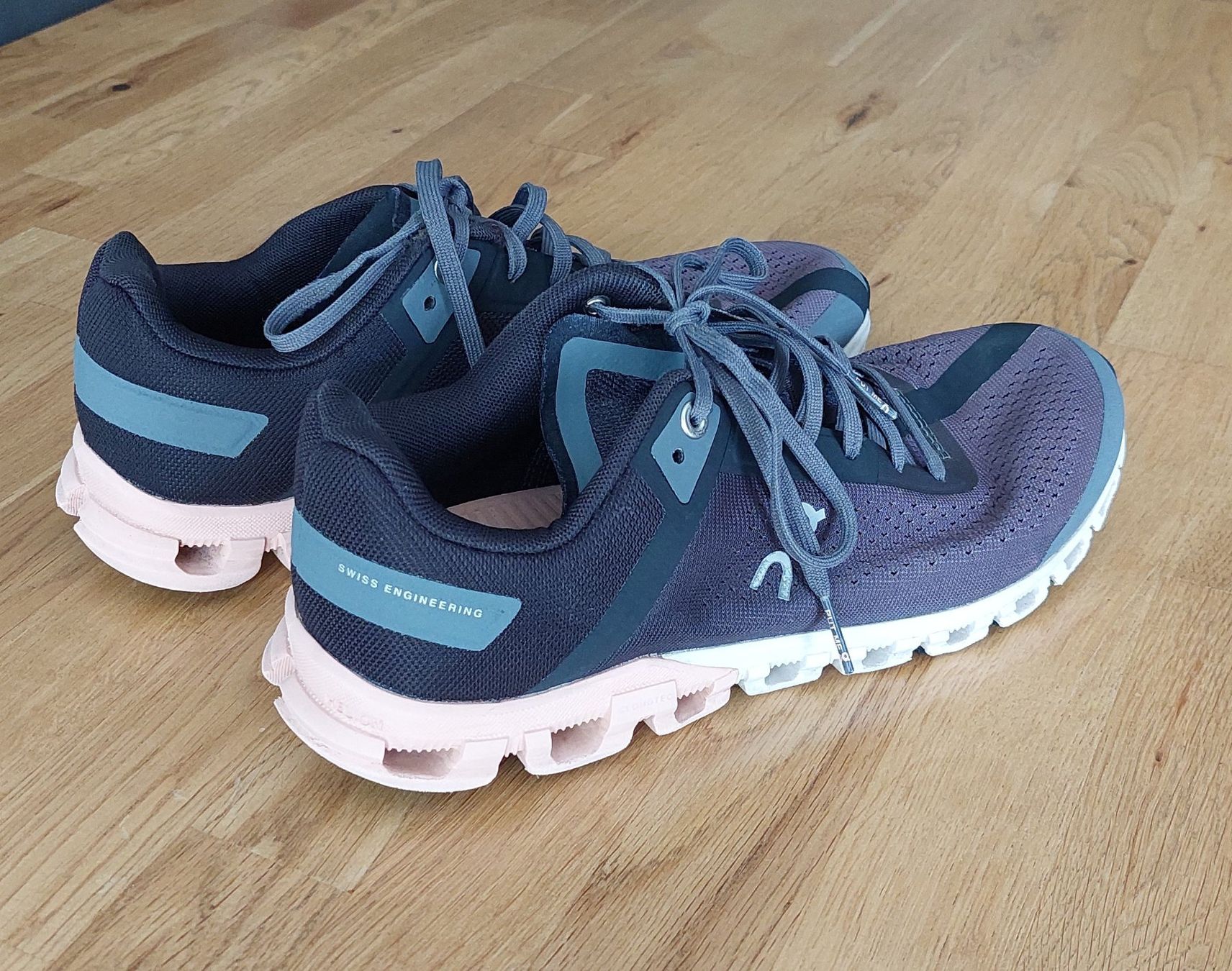 On Damenschuhe: On CLOUDFLOW Laufschuhe – Gebraucht aus Unteriberg von Saru77 2