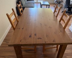 Table à manger en bois massif (4 places)