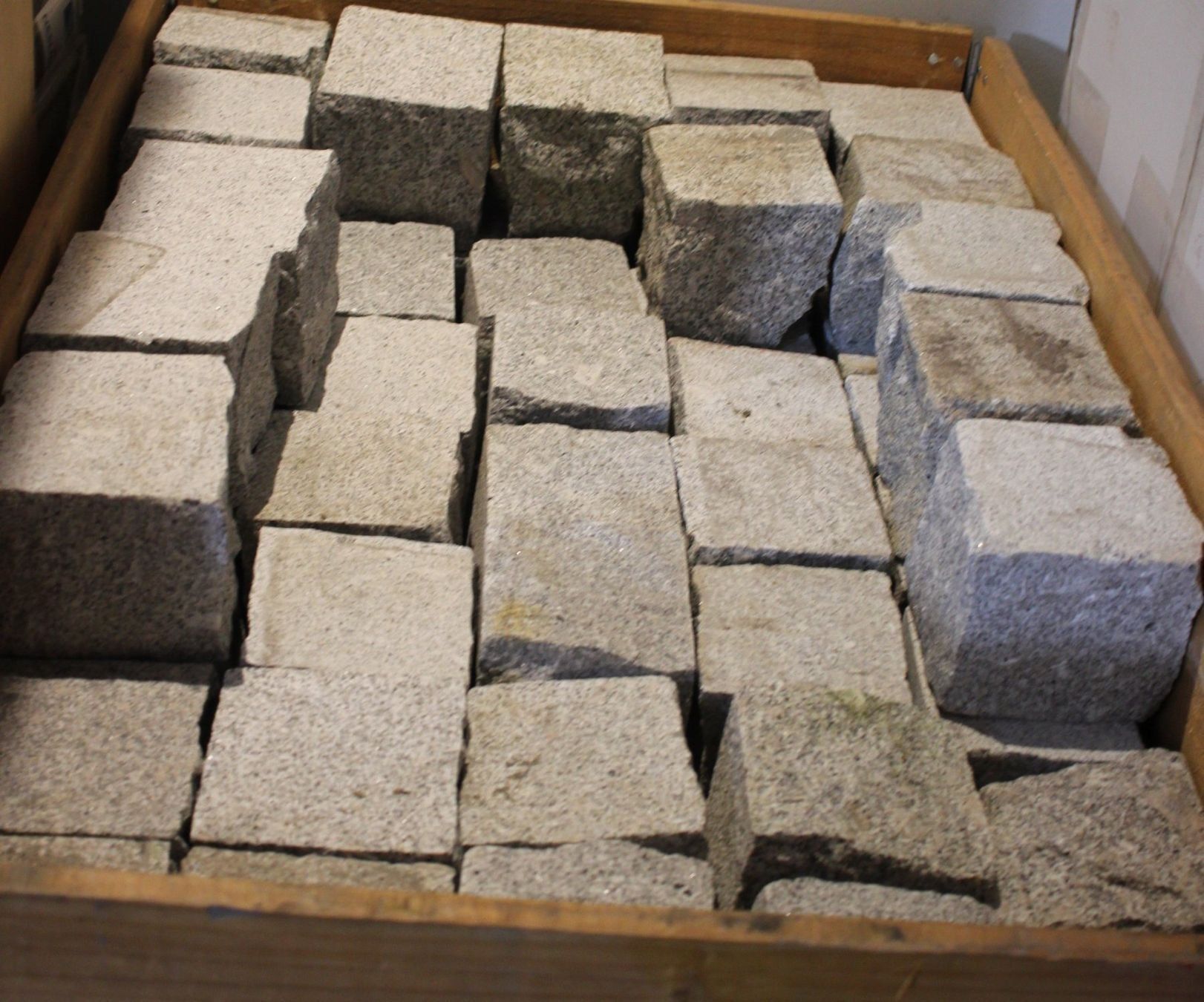 Pietre & tegole: 110 Pflastersteine Granit 15/15 geflammt – Nuovo (secondo la descrizione) da Kägiswil venduto da nick333