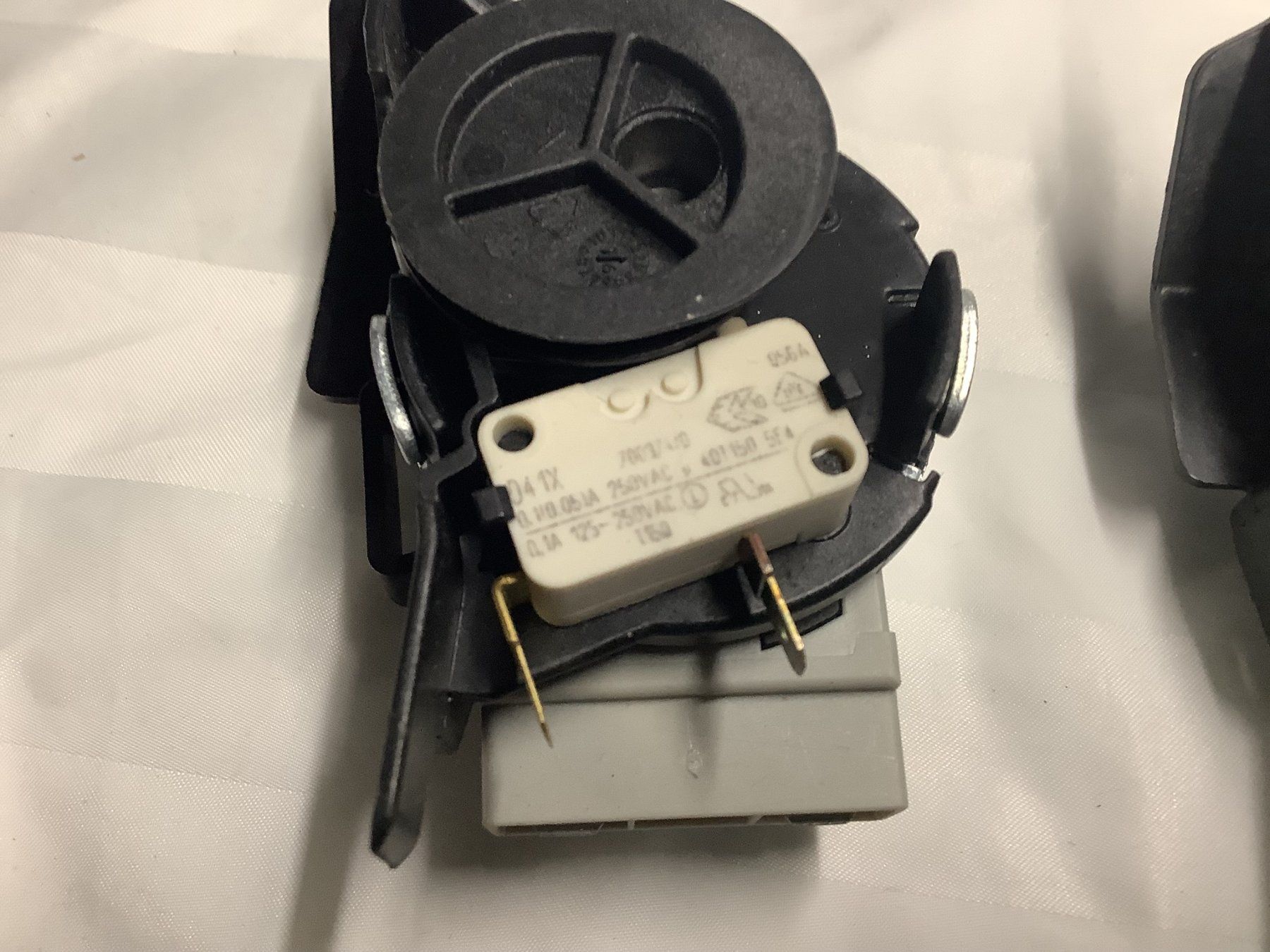 Moteurs: ELEKTROMOTOR MIT MIKRO SCHALTER – D'occasion à Glarus par Mdelphi 2