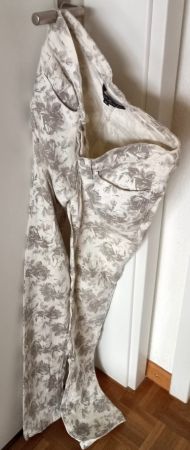 Schöne weisse Hose mit grauen Rosen (Skinnies)