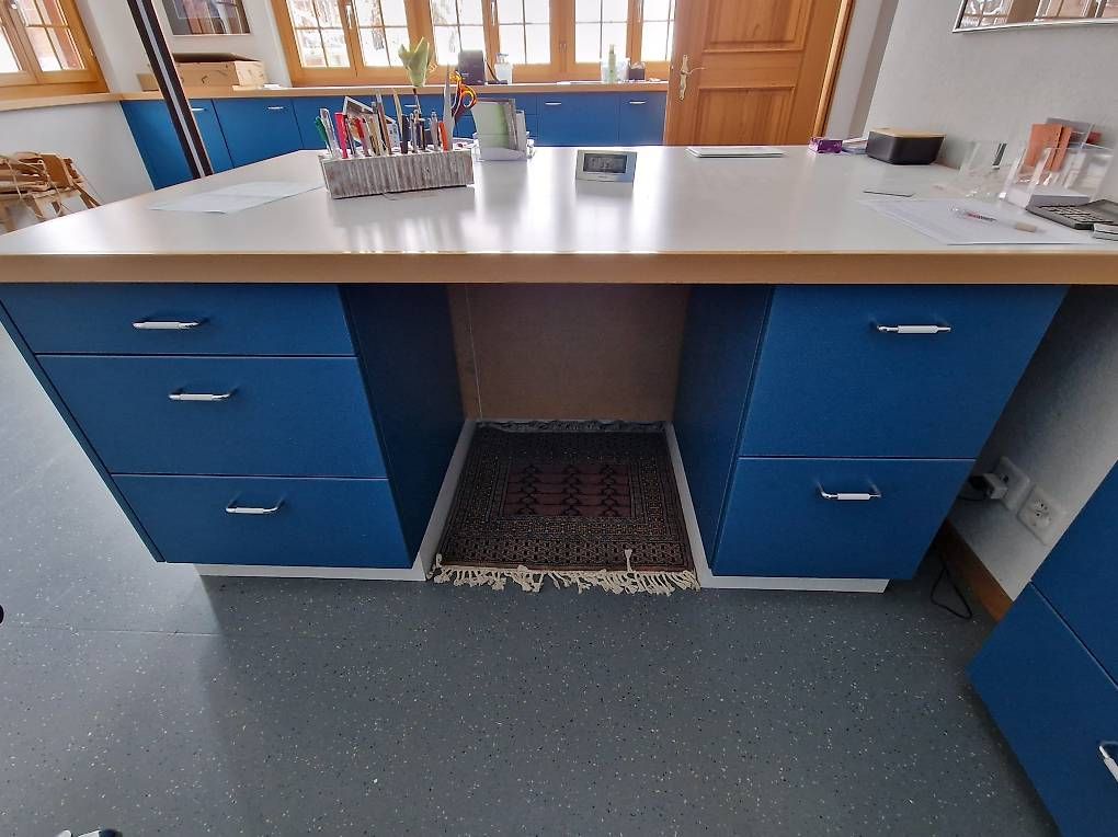 Scrivanie: grosses Pult / Bürotisch mit viel Stauraum – Usato da Gsteigwiler venduto da Schelb 3
