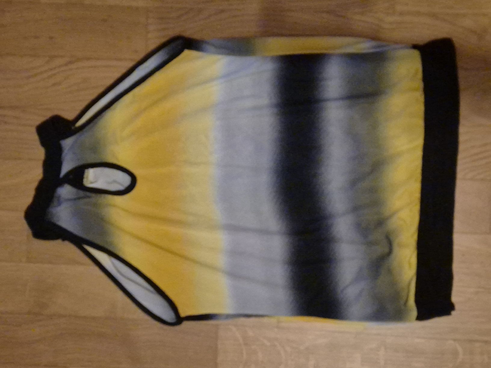 Top: Striped Summer Halter Top – Usato da Basel venduto da and_zvv7 1