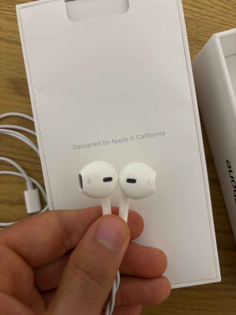 Apple Kopfhörer: Apple EarPods mit Lightning – Neu und originalverpackt aus Belfaux von vik_c6z2 6