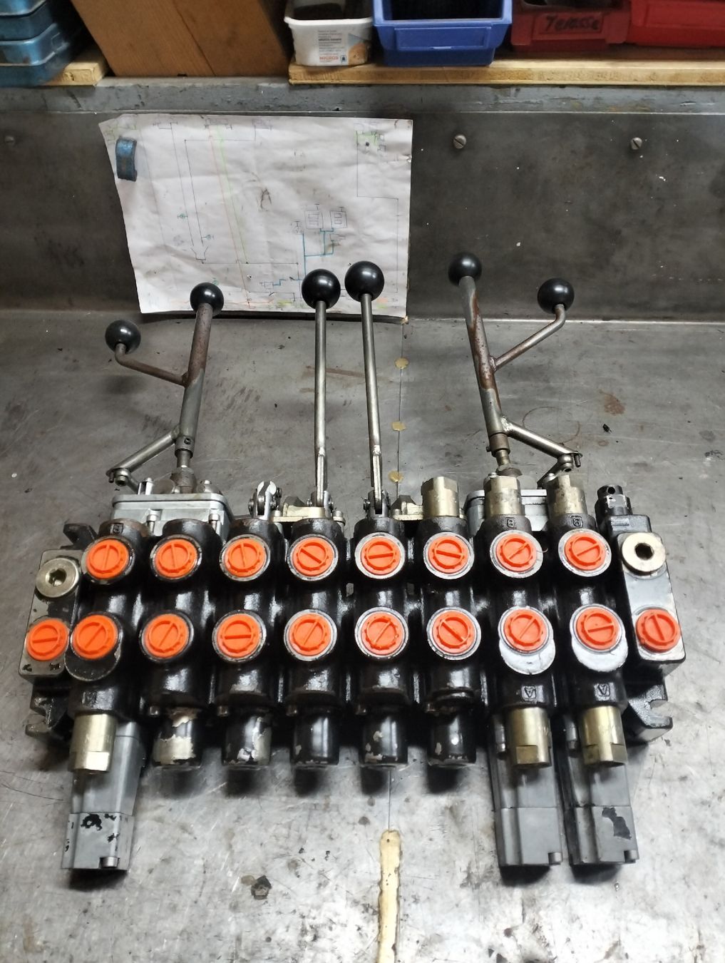 Altro per industria metallurgica: Hydraulik Ventil Block Holzkran Traktor  – Difettoso da Latterbach venduto da Janik3 1