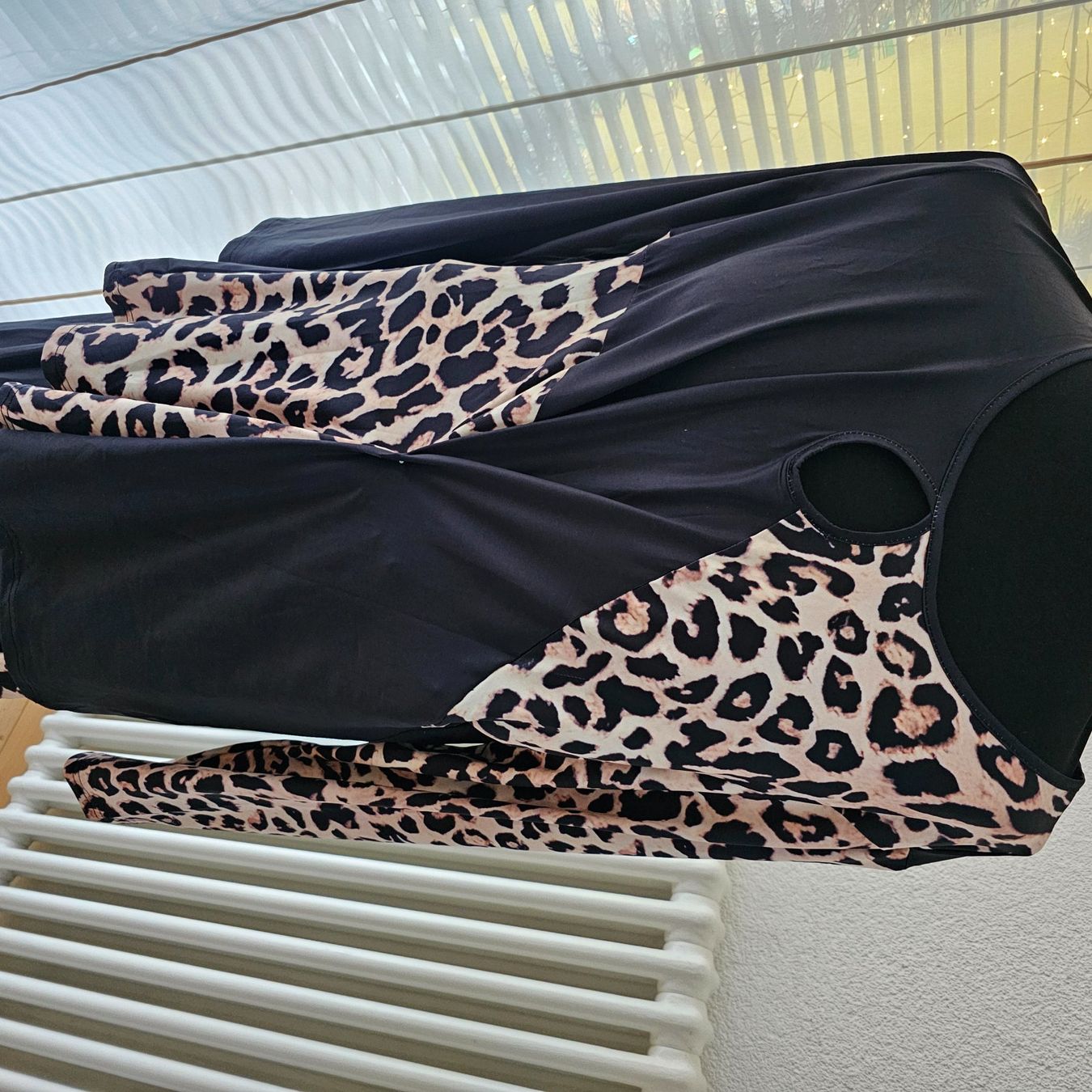 Kleiderpakete: Schnäppchen haus anzug  schwarz Leopard Gr.  gr 48 bis 50 – Neu und originalverpackt aus wolfhalden von 46464646 2