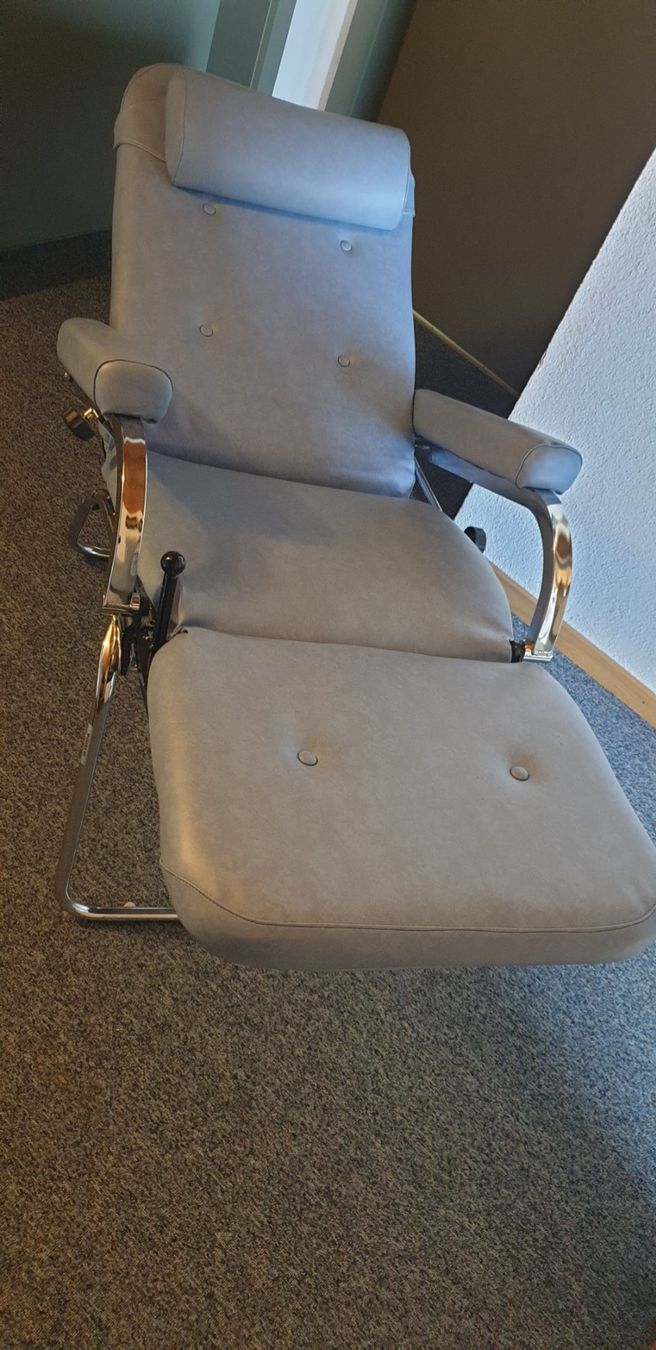 Fauteuils de soin: Kosmetik Stuhl oder Liegestuhl – D'occasion à Wynau par FusspflegeDebi 4